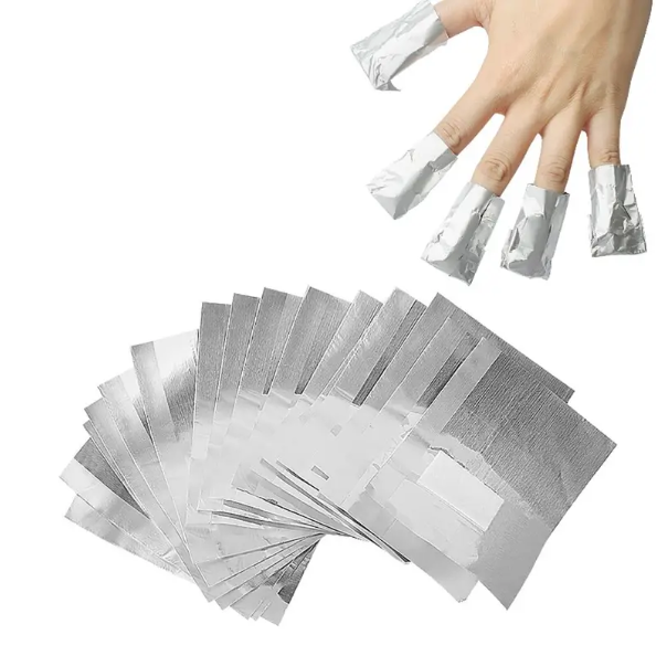 Facilite a remoção do verniz gel em casa usando as folhas de alumínio com algodão para uma remoção eficaz e conveniente.