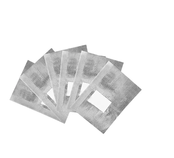 Detalhe do algodão integrado na folha de alumínio usado para remover verniz gel.