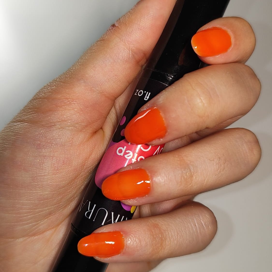 Caneta de Verniz Gel 3 em 1 na cor laranja, como a fruta, com base, cor e top coat integrados, ideal para manicures práticas e precisas. Necessita de Máquina UV para catalisar e secar o verniz gel.