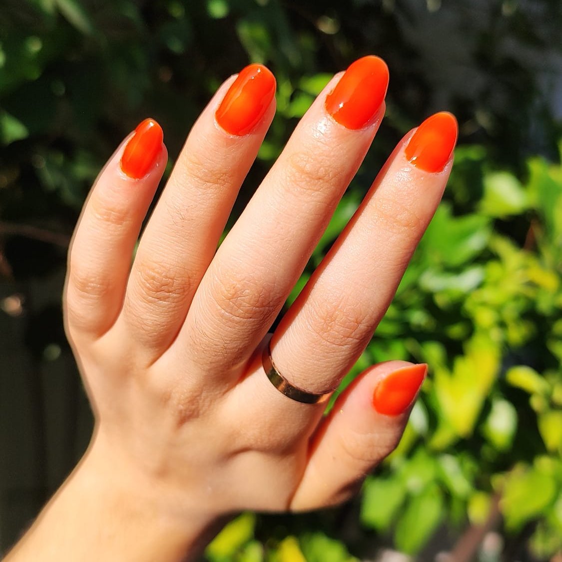 Caneta de Verniz Gel 3 em 1 na cor laranja, como a fruta, com base, cor e top coat integrados, ideal para manicures práticas e precisas. Necessita de Máquina UV para catalisar e secar o verniz gel.
