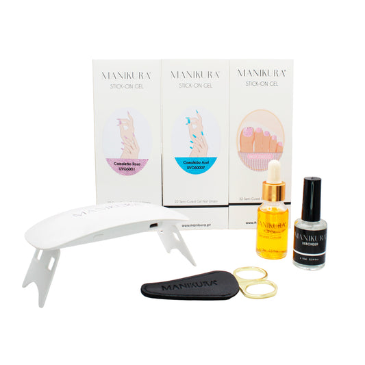 Kit Inicial Camaleão com 3 vernizes de gel pré-preparados nas cores rosa, azul e terrazzo, acompanhado de uma máquina UV para secar o verniz gel, removedor de Stick-On Gel, óleo para cutículas e tesoura, ideal para manicures completas em casa.