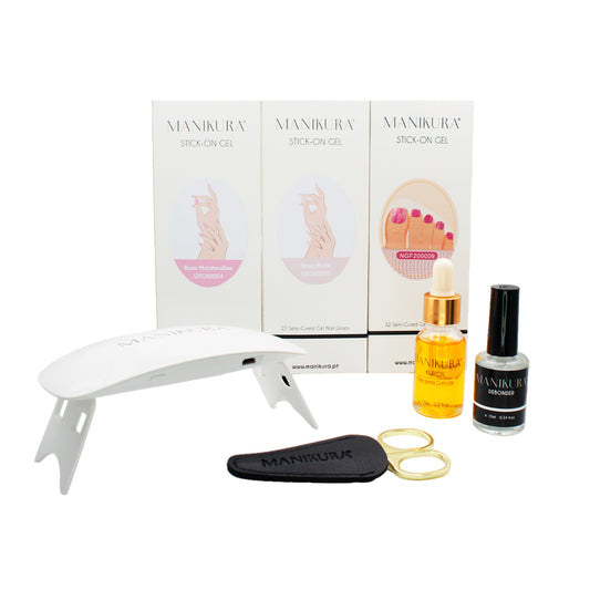 Kit Inicial Sparkle com 3 vernizes de gel pré-preparados em vários tons de rosa, acompanhado de uma máquina UV para secar o verniz gel, removedor de Stick-On Gel, óleo para cutículas e tesoura, ideal para manicures completas em casa.
